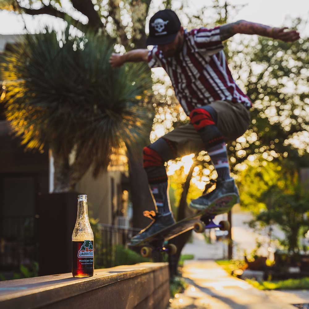 Skater disfrutando de Jarritos Mxcan Cola